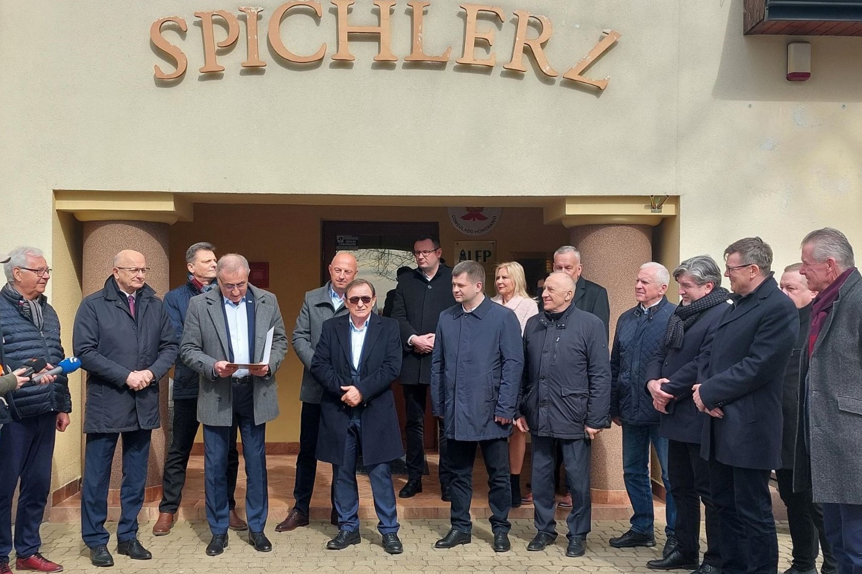 2023 03 31 grupowe przed Spichlerzem x2