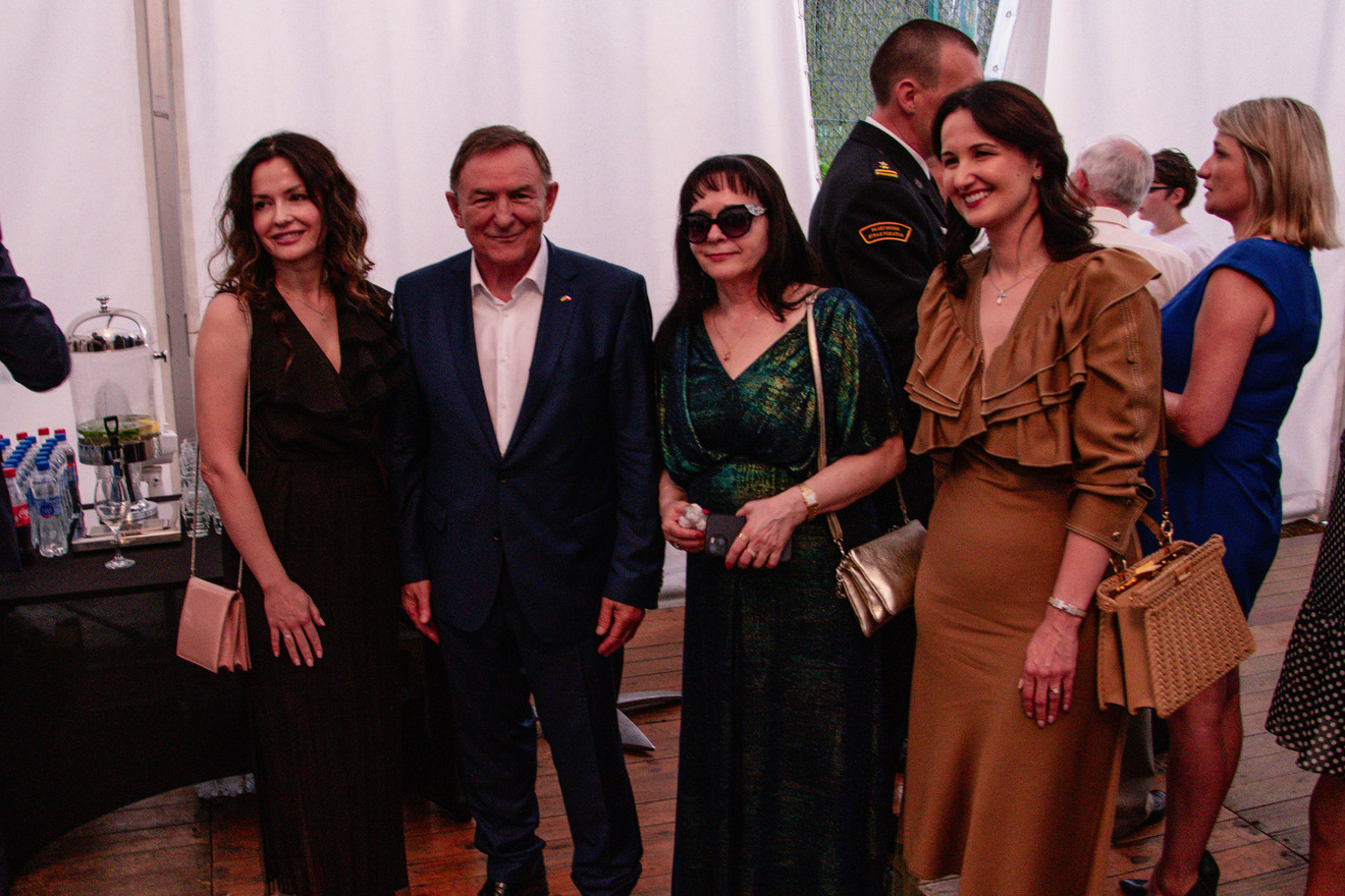 Państwo Adamiakowe w towarzystwie gości