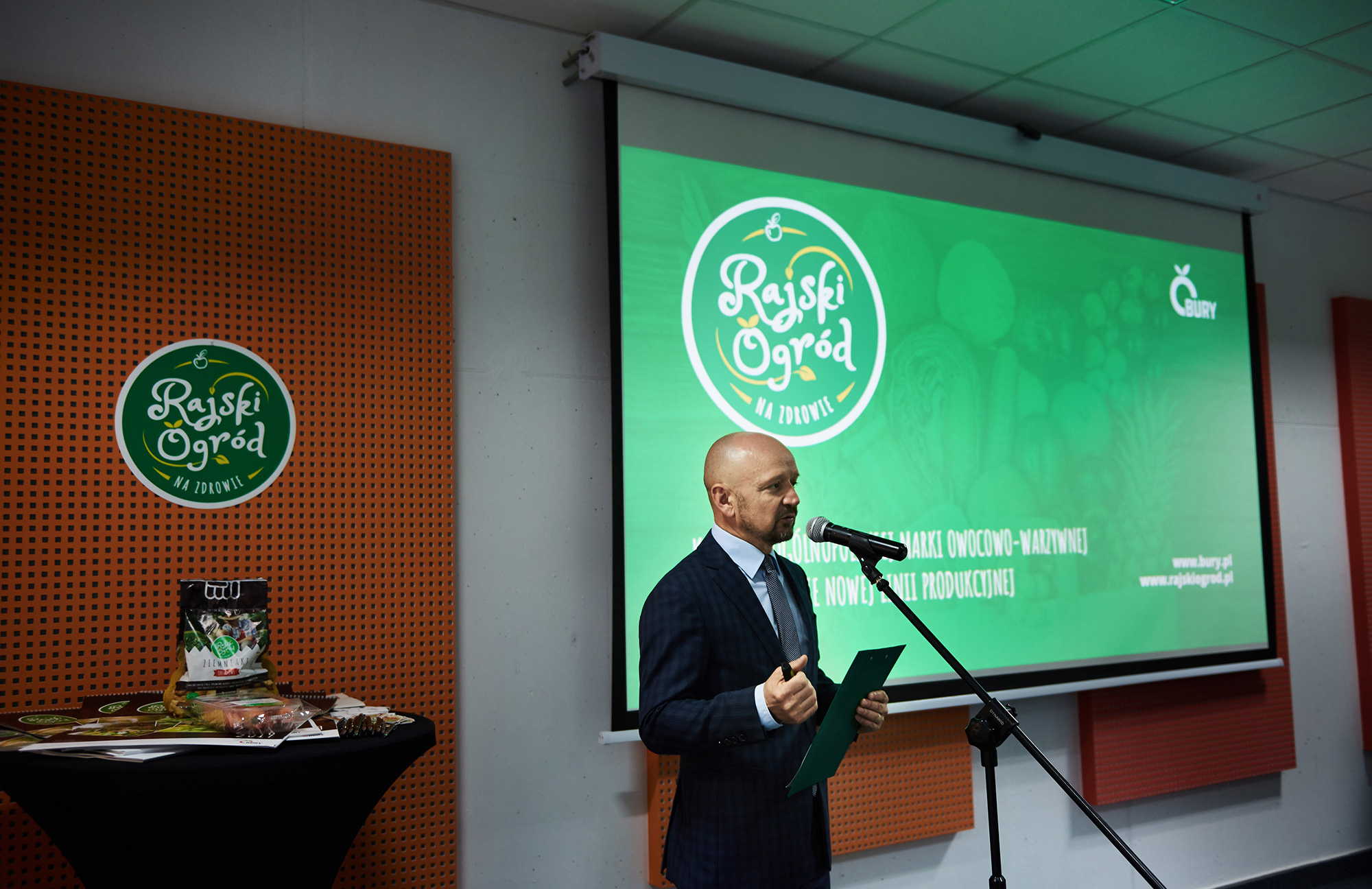 Prezes Jacek Bury na konferencji prasowej